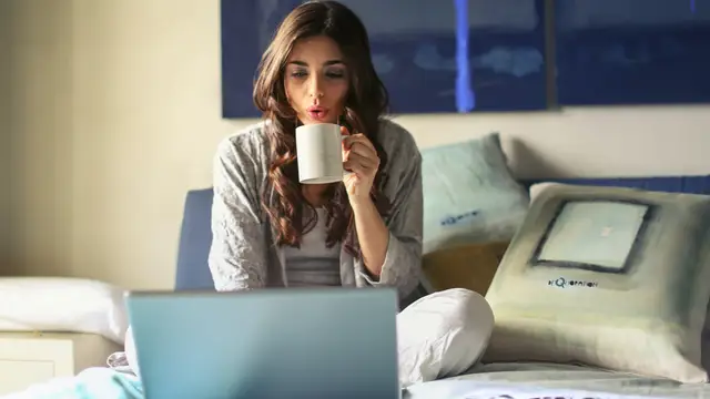 Una chica utilizando su portátil en la cama