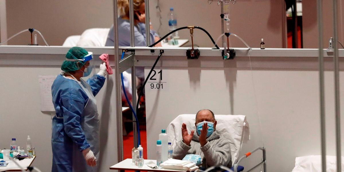 Un paciente del hospital provisional de Ifema aplaude la lectura del Quijote