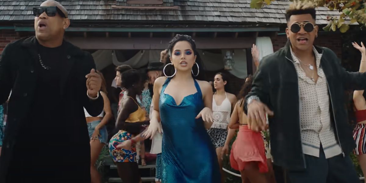 Becky G y Gente de Zona en el videoclip de 'Muchacha'