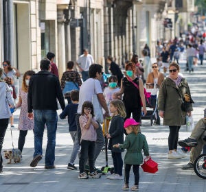 Niños paseando con sus padres en Barcelona durante el Estado de Alarma Niños paseando con sus padres en Barcelona durante el Estado de Alarma