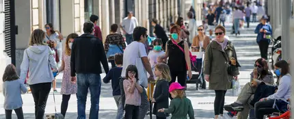 Niños paseando con sus padres en Barcelona durante el Estado de Alarma Niños paseando con sus padres en Barcelona durante el Estado de Alarma