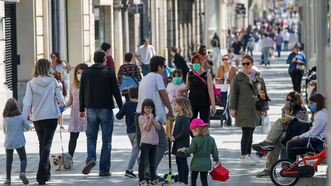 Niños paseando con sus padres en Barcelona durante el Estado de Alarma Niños paseando con sus padres en Barcelona durante el Estado de Alarma