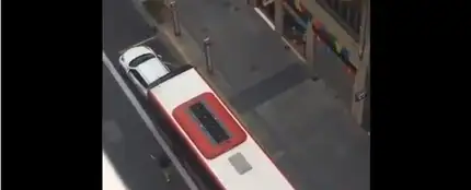 Un autobús embiste a un coche en Valencia Un autobús embiste a un coche en Valencia