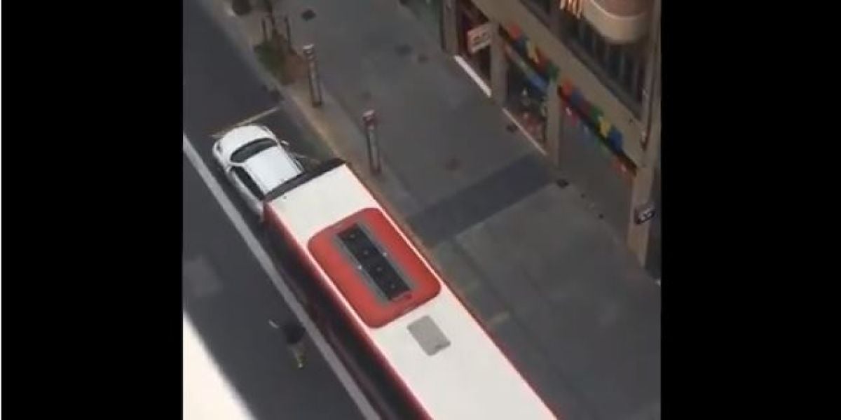 Un autobús embiste a un coche en Valencia