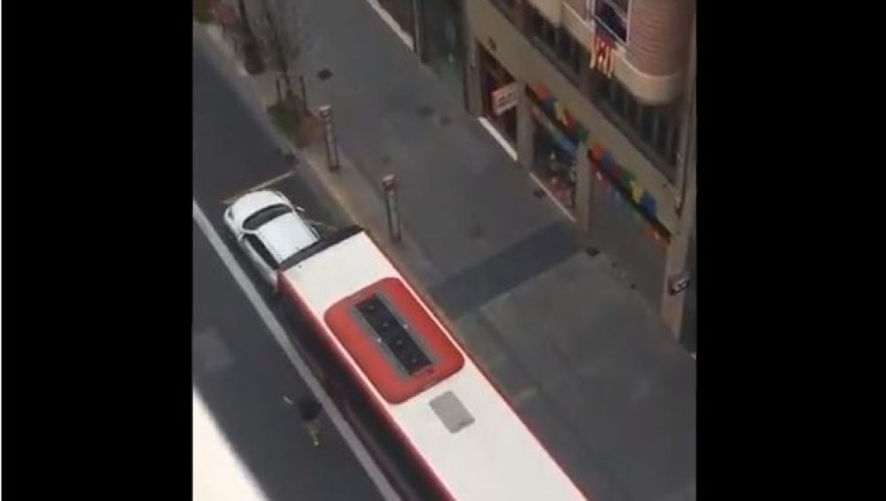 Un autobús embiste a un coche en Valencia