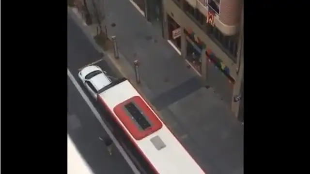 Un autobús embiste a un coche en Valencia