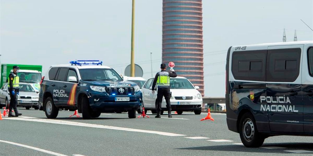 Efectivos de la policía Nacional en un control de tráfico para evitar los desplazamientos durante el estado de alarma.