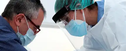 Una enfermera realiza una extracción de sangre para realizar la prueba de anticuerpos Una enfermera realiza una extracción de sangre para realizar la prueba de anticuerpos
