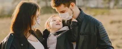 Una familia con mascarillas Una familia con mascarillas
