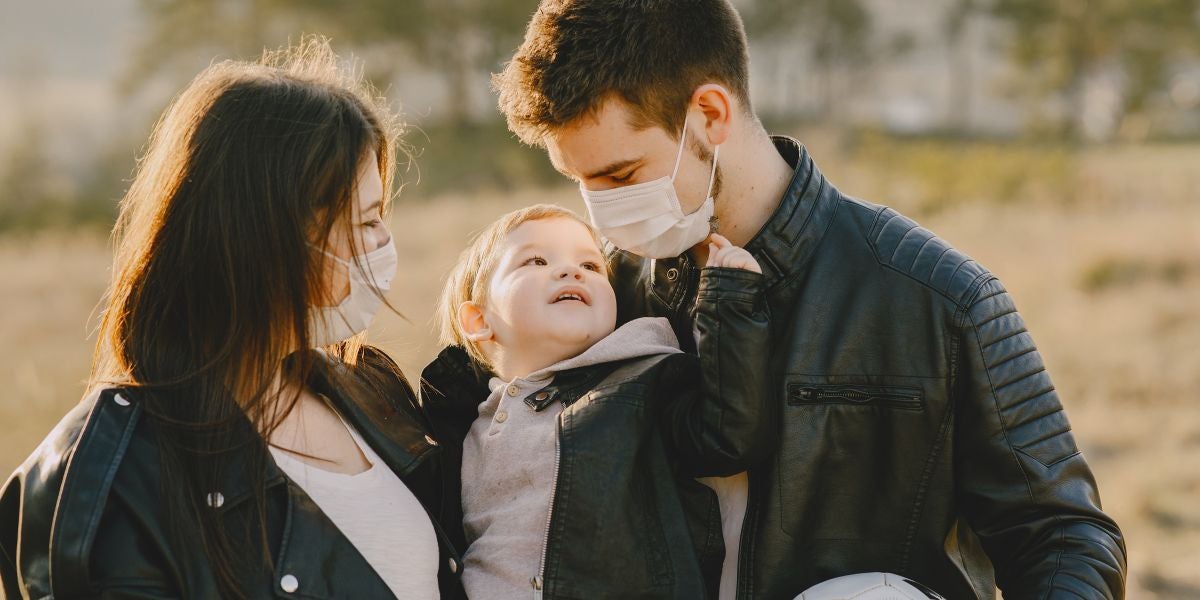 Una familia con mascarillas