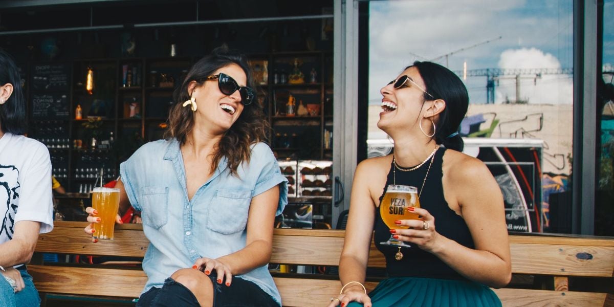 Dos chicas en una terraza