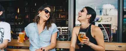 Dos chicas en una terraza Dos chicas en una terraza