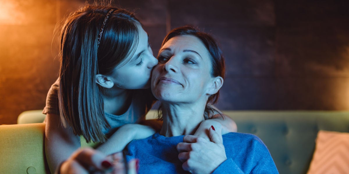 Madre e hija viendo la televisión