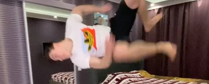 El impresionante salto mortal de un gimnasta en su casa El impresionante salto mortal de un gimnasta en su casa