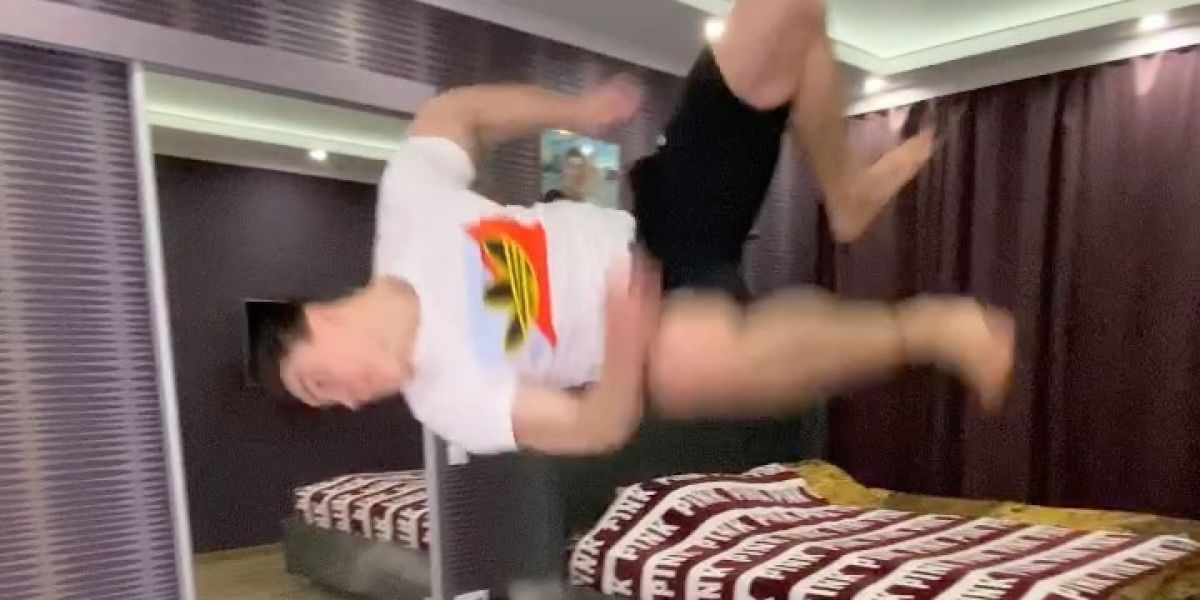 El impresionante salto mortal de un gimnasta en su casa