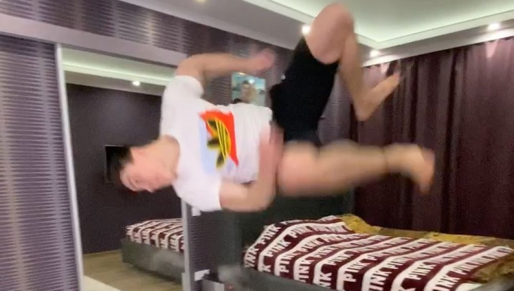 El impresionante salto mortal de un gimnasta en su casa