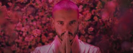 J Balvin en el videoclip de 'Rosa'