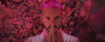 J Balvin en el videoclip de 'Rosa' J Balvin en el videoclip de 'Rosa'