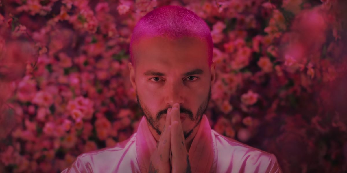 J Balvin en el videoclip de 'Rosa'