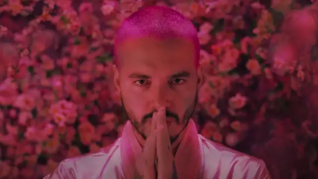 J Balvin en el videoclip de 'Rosa'