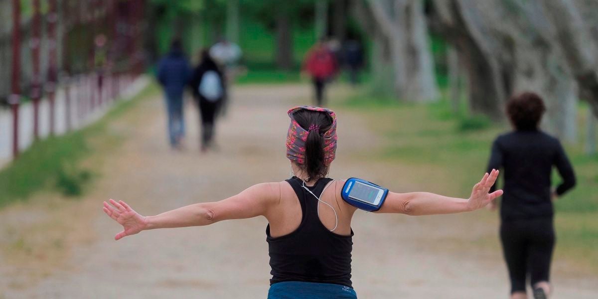 Una mujer hace ejercicio este sábado en el inicio de las nuevas medidas de alivio del confinamiento