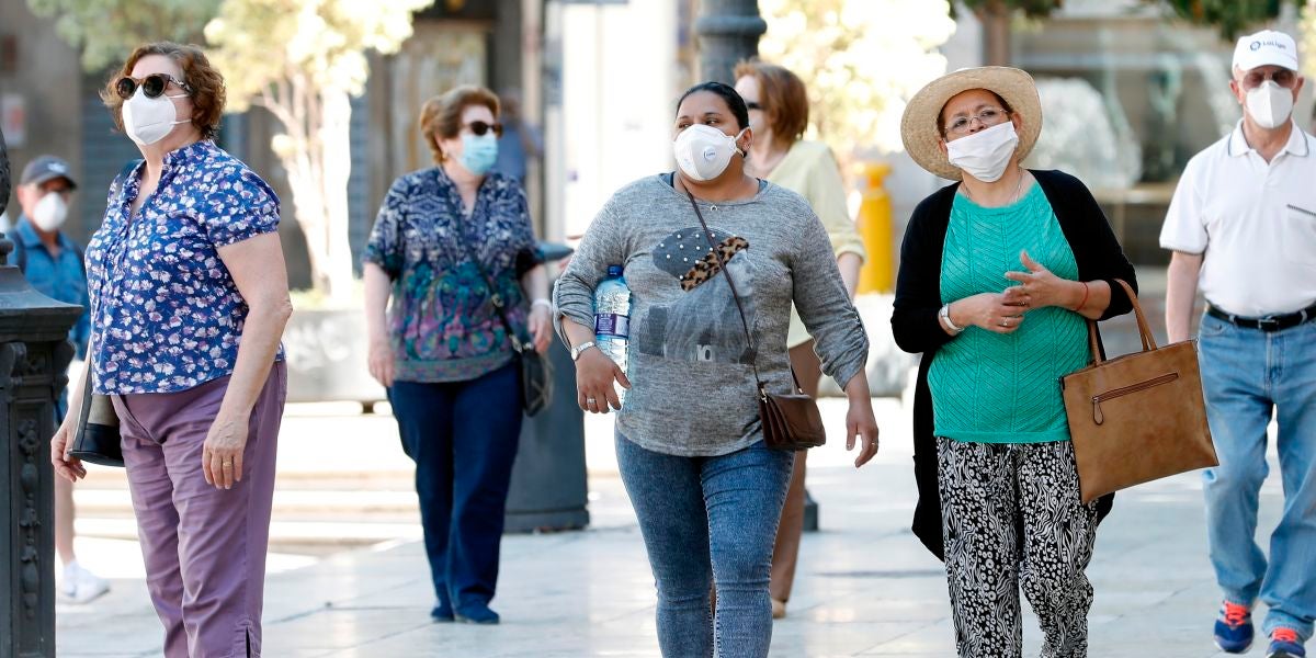 Varias mujeres con mascarillas
