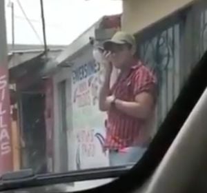 Sale del coche para escuchar una grabación de su amante y su novia lo escucha a través del bluetooth Sale del coche para escuchar una grabación de su amante y su novia lo escucha a través del bluetooth