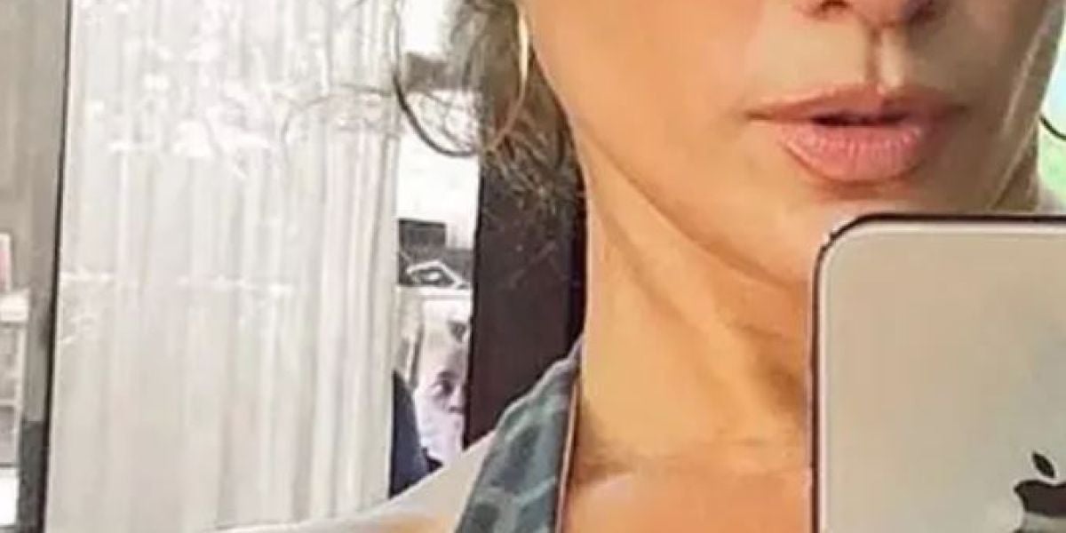 La misteriosa aparición en un selfie de J.lo delante de un espejo