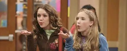 Miley Cyrus y Emily Osment en 'Hannah Montana' Miley Cyrus y Emily Osment en 'Hannah Montana'