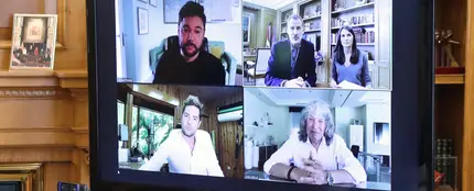 La videollamada de los reyes Felipe y Letizia con Miguel Poveda, David Bisbal y José Mercé La videollamada de los reyes Felipe y Letizia con Miguel Poveda, David Bisbal y José Mercé
