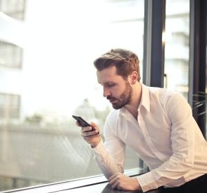 Un hombre mirando su teléfono Un hombre mirando su teléfono
