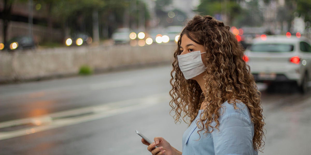 Mujer con mascarilla