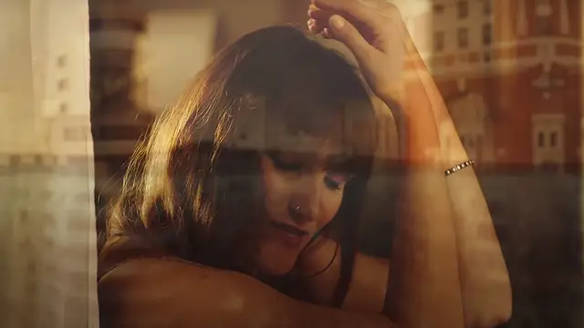Rozalén en el vídeo de 'Este tren'