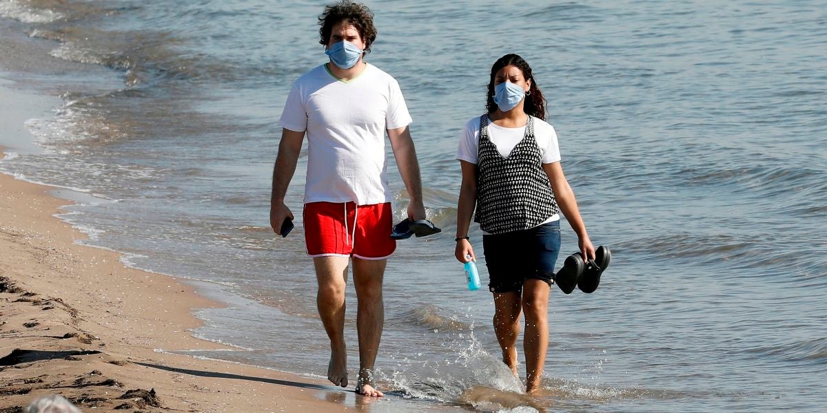 Una pareja pasea por las playas de Valencia