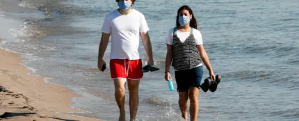Una pareja pasea por las playas de Valencia Una pareja pasea por las playas de Valencia