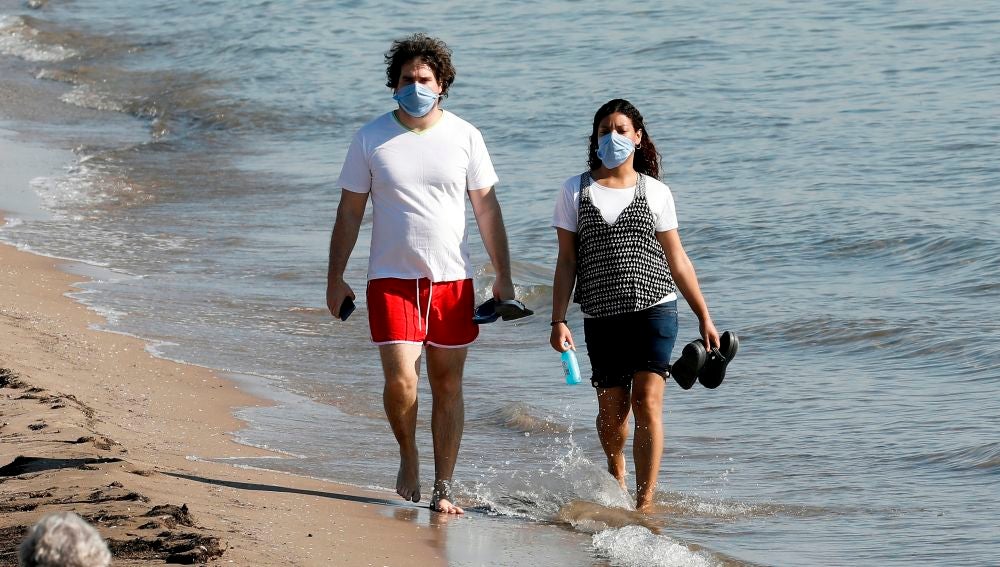 Una pareja pasea por las playas de Valencia