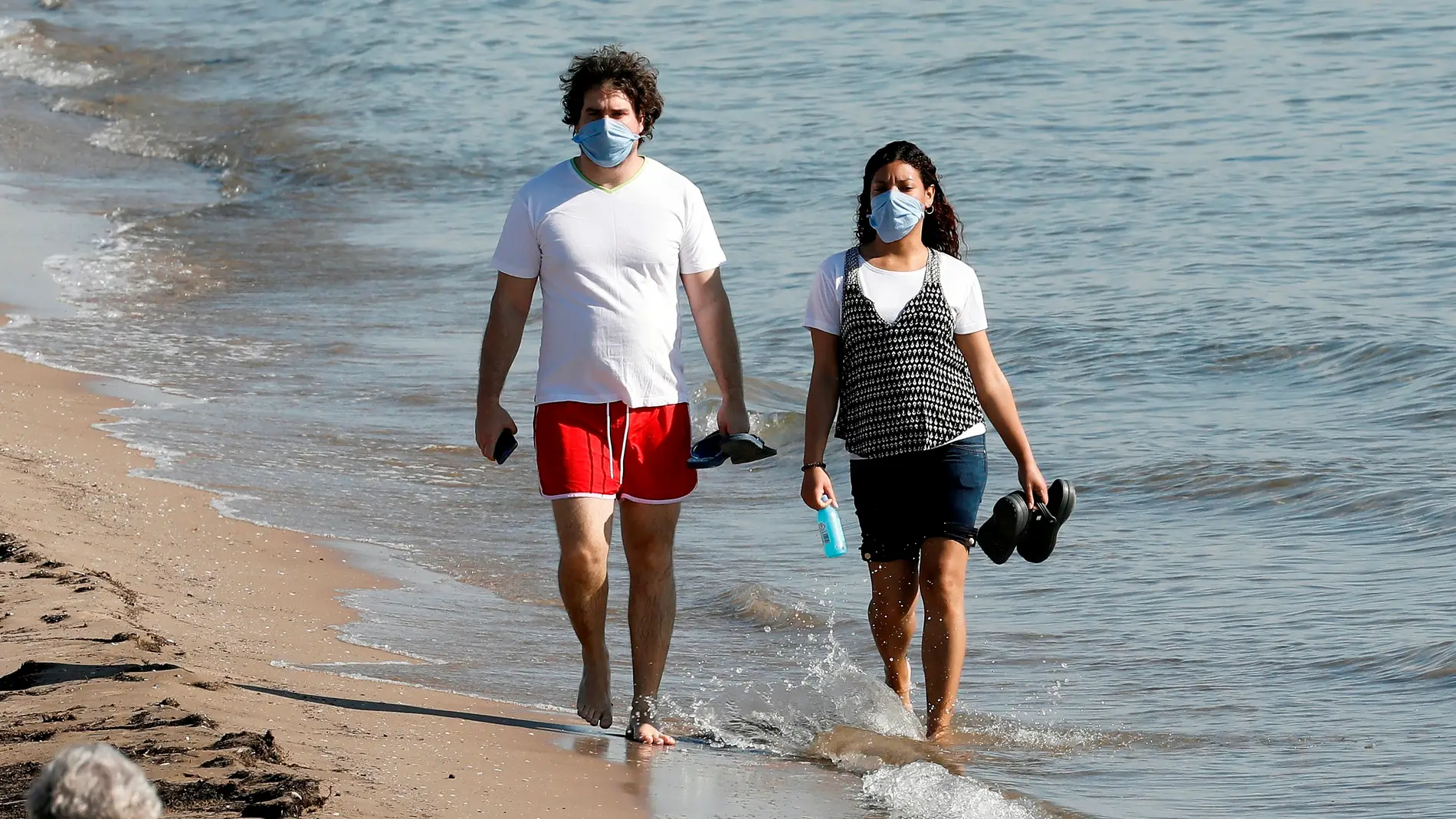 Una pareja pasea por las playas de Valencia