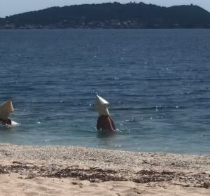 Dos hombres se saltan el confinamiento disfrazados de boya Dos hombres se saltan el confinamiento disfrazados de boya