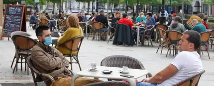 Imagen de personas en una terraza Imagen de personas en una terraza