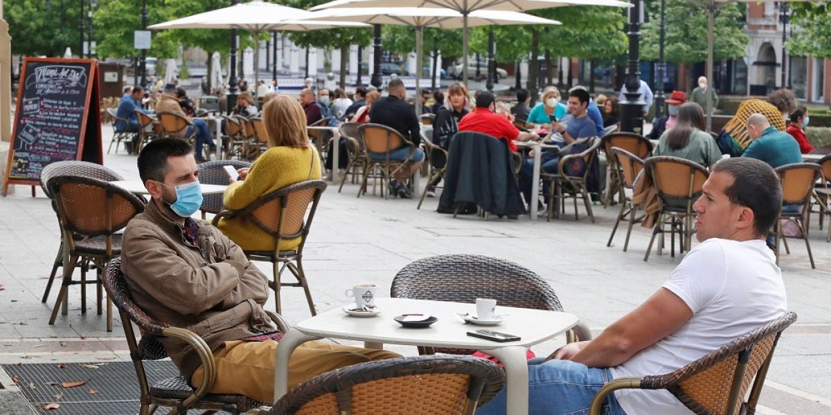 Imagen de personas en una terraza