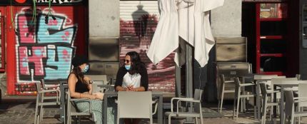  Dos personas esperan su consumición en una terraza de la Plaza Mayor en Madrid 