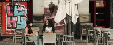Dos personas esperan su consumición en una terraza de la Plaza Mayor en Madrid Dos personas esperan su consumición en una terraza de la Plaza Mayor en Madrid