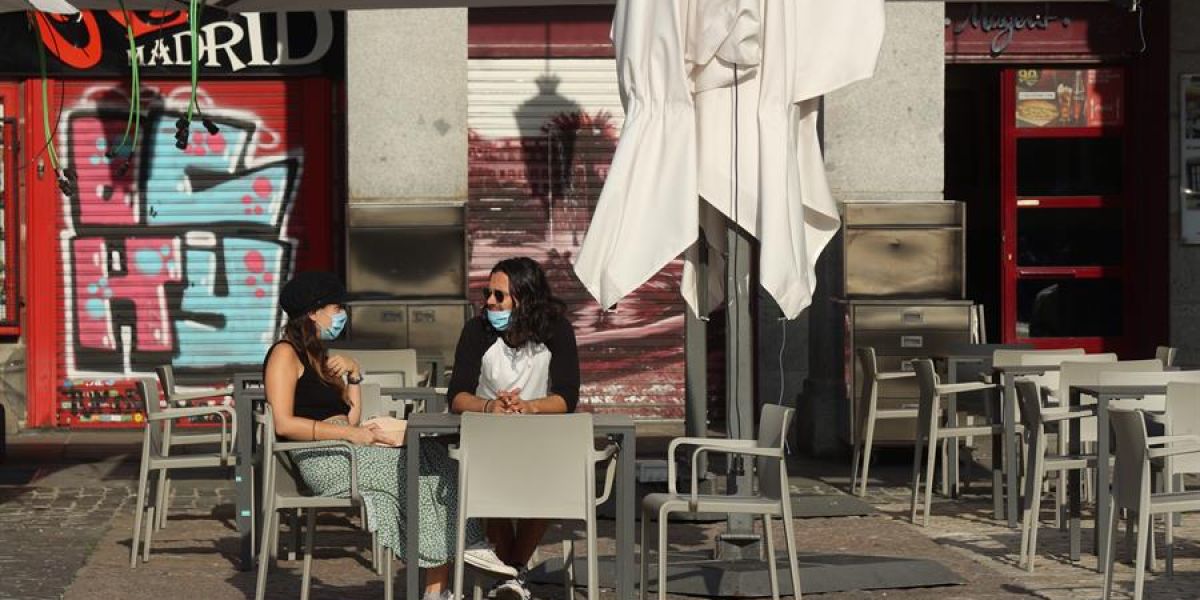 Dos personas esperan su consumición en una terraza de un bar de la Plaza Mayor en Madrid