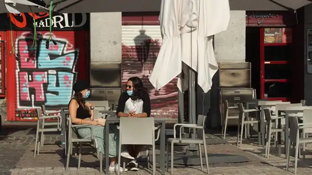 Dos personas esperan su consumición en una terraza de la Plaza Mayor en Madrid