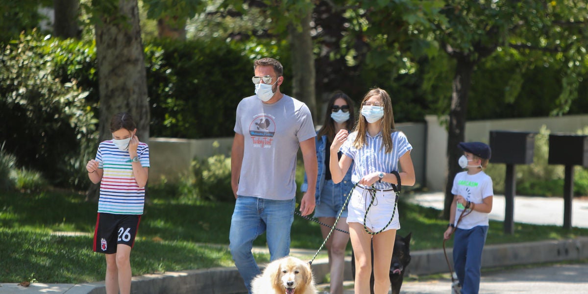 Ana de Armas y Ben Affleck paseando con los hijos del actor