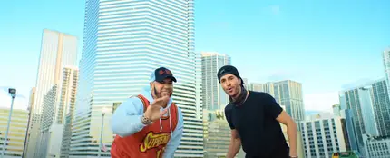 Anuel AA y Enrique Iglesias en el videoclip de 'Fútbol y Rumba' Anuel AA y Enrique Iglesias en el videoclip de 'Fútbol y Rumba'