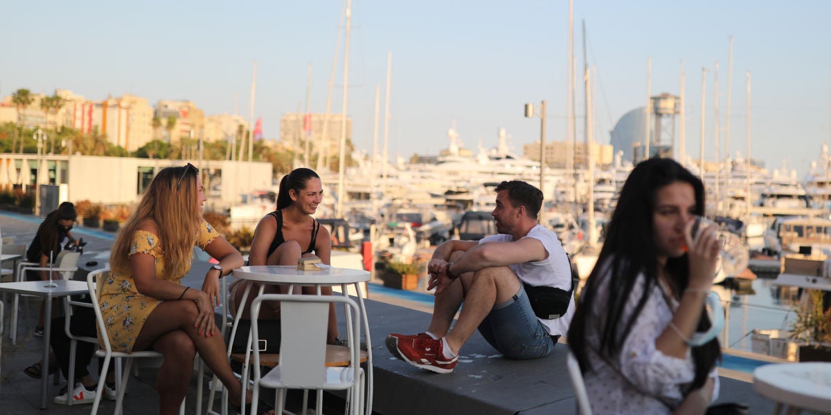 Un grupo de amigos se reúne en una terraza de Barcelona