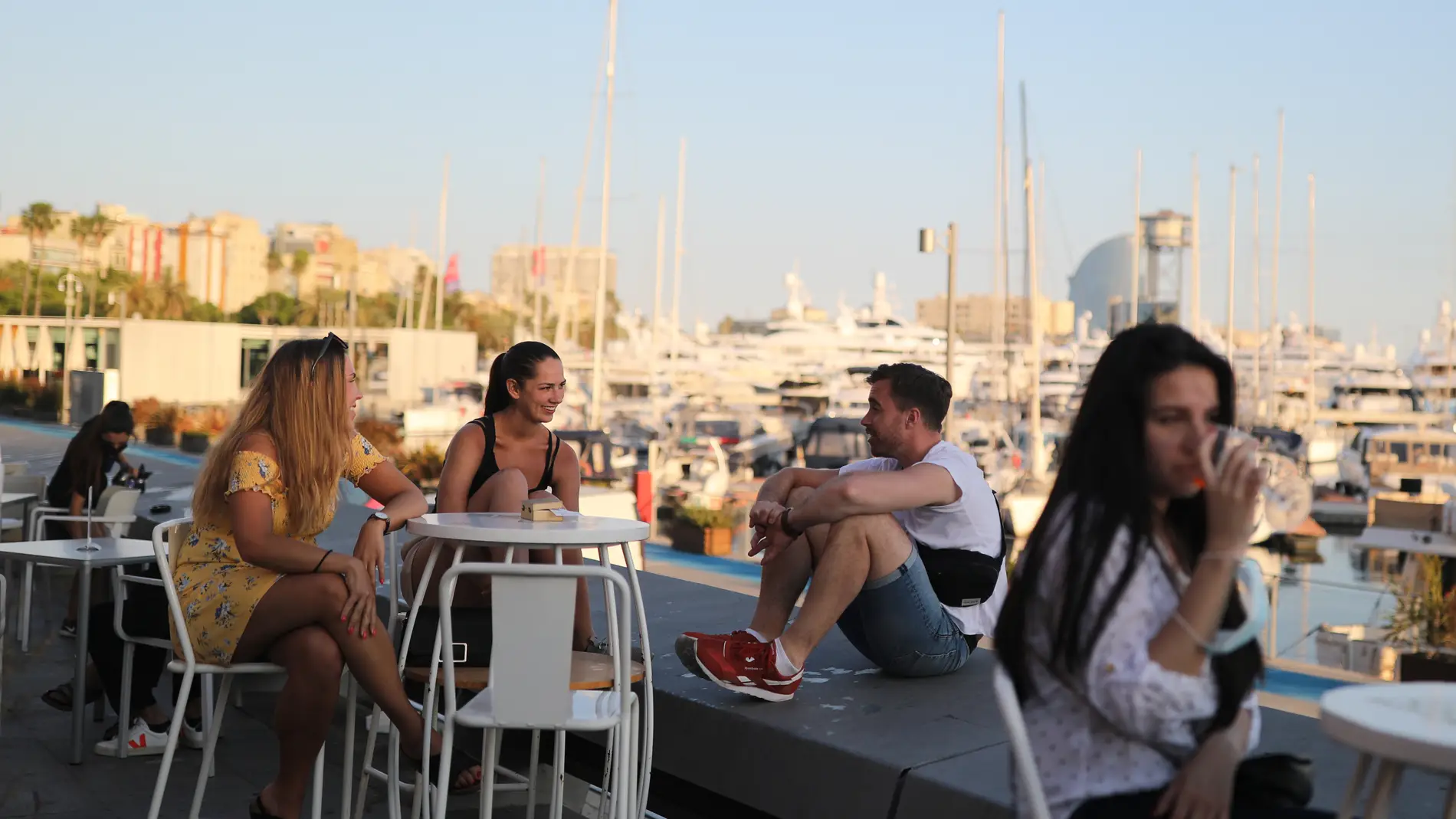 Un grupo de personas se reúne en una terraza de Barcelona title=