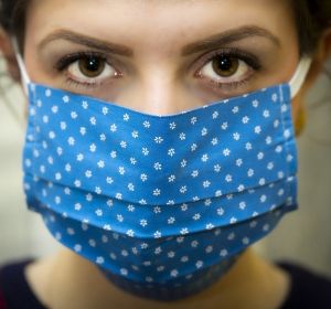 Mujer con mascarilla Mujer con mascarilla