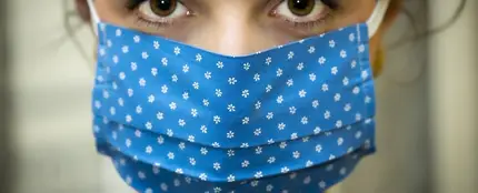 Mujer con mascarilla Mujer con mascarilla